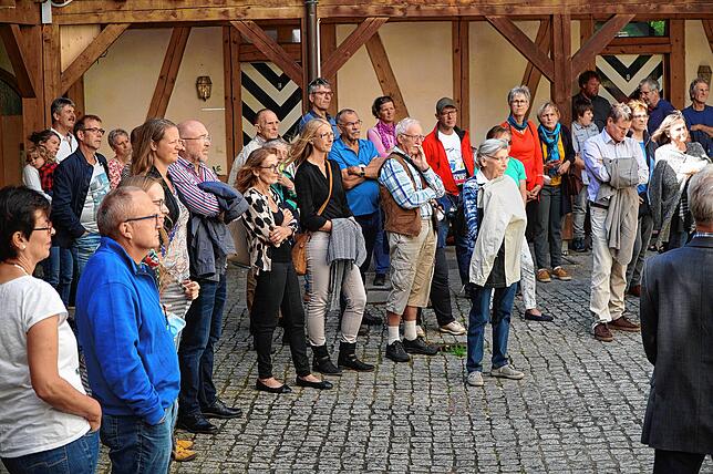 ABeim Summer of pioneers wurde das Schloss Blumenfeld durch Stammtische, Konzerte und das Schlosscafé wiederbelebt. Hier die Besucher ...