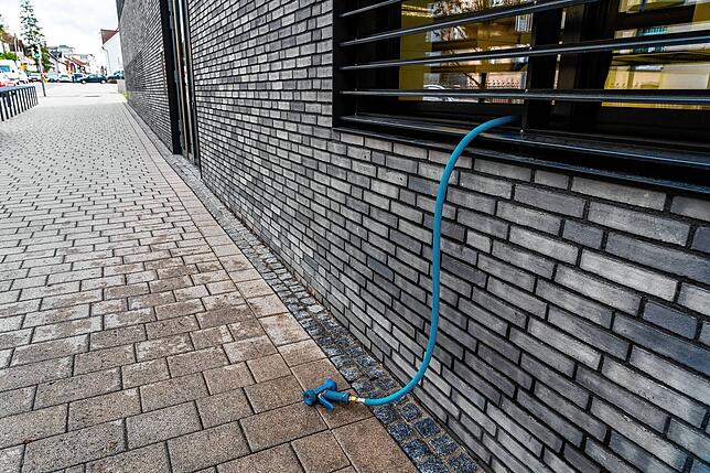 Auch an der Neckarhalle können die Menschen Wasser holen und die Toiletten nutzen, der Bedarf scheint dort aber eher gering zu sein.