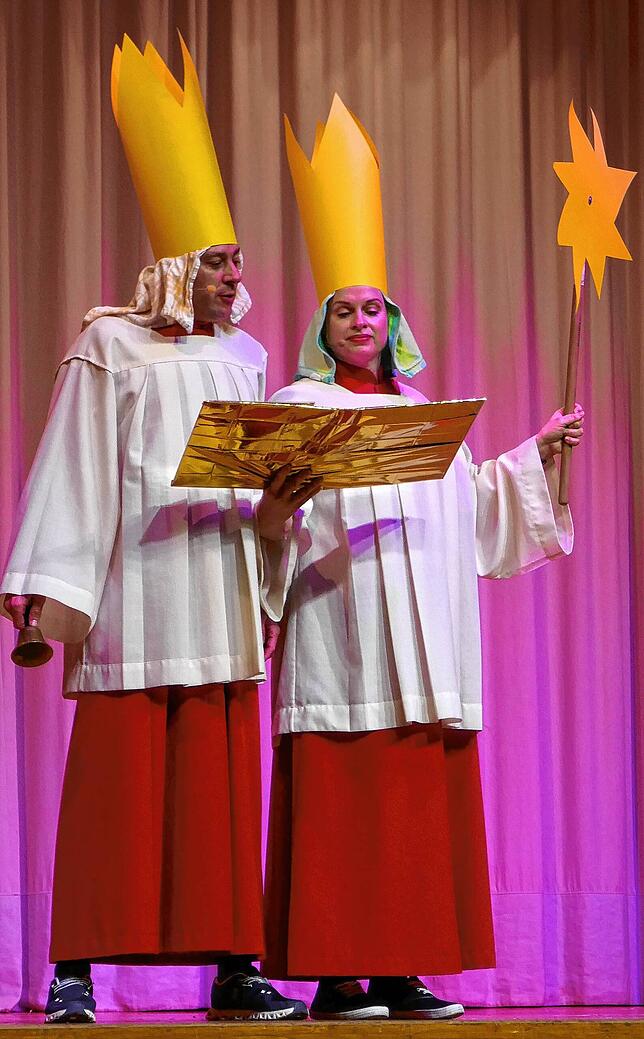 Die Sternsinger (Manuel Merz und Kathrin Wehinger) mit defekter Glocke.