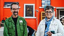 Mitarbeiter Ricci Schmid (links) und Caritasvorständin Bärbel Sackmann freuen sich auf viele Besucher beim Fairkauf-Geburtstag.