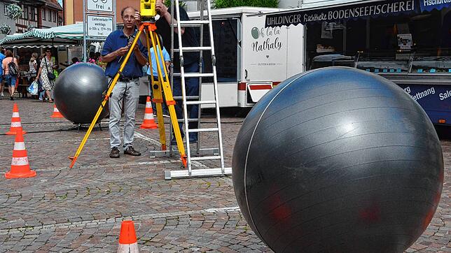 Messungen im Juli: Die beiden Kugeln bilden das zentrale Element des künftigen Rathausbrunnens.