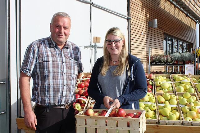 Andreas Hertle (hier mit Tochter Adriana) produziert aus seinen Äpfeln auch Schnaps, Apfelsaft und Apfelmus für den Hofladen. Bild: ...