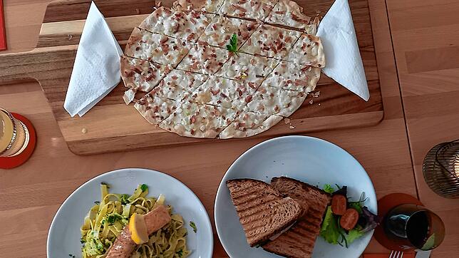 Gegrilltes Lachsfilet mit Tagliatelle, Flammkuchen Elsässer Art und Brotgenuss &bdquo;Bacon Hähnchen&ldquo; stehen heute auf der Karte.