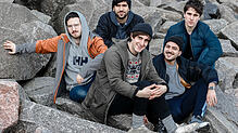 Indie-Rock-Band Leoniden Die Musiker der Indie-Rock-Band Leoniden (von links): Sänger Jakob Amr, Bassist JP Neumann, Gitarrist Lennart Eicke, Synthesizerspieler ...