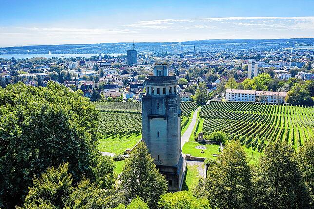 Der Bismarckturm auf dem Reiteberg mit Blick auf Konstanz und den See