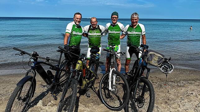 Angekommen an der Ostsee: Die vier Fahrradfahrer Franz Arnold (von links), Manfred Baumgartner, Claus Bächle und Joachim Tröndle haben ...
