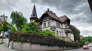 Die Pfeiffer-Villa mit ihrem markanten Türmchen am Fuße der Stockacher Kirchhalde.