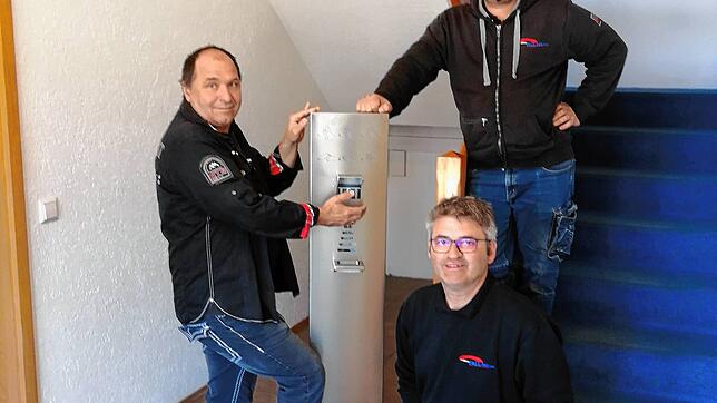 Eine Idee, die funktioniert. Die eigens entwickelte Hygienesäule von Fall-Tec. Geschäftsführer Wilfried Straub (von links), Gerold Pahr ...