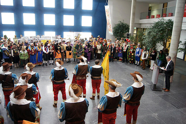 Sparkassen-Vorstamdsmitglied Christoph Müller (rechts) begrüßt alle Ausrichter bisheriger Ringtreffen in der Kundenhalle, wo bis ...