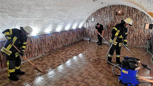 Wieder betroffen war auch der Rheinkeller. Die Feuerwehr unterstützte den Gastronom Sascha Schatz bei dem Leerpumpen der Räumlichkeiten.