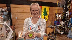Fein gegossen: Kathrin Gland bot Schmuckstücke und filigrane Betonfigürchen an.