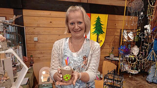 Fein gegossen: Kathrin Gland bot Schmuckstücke und filigrane Betonfigürchen an.