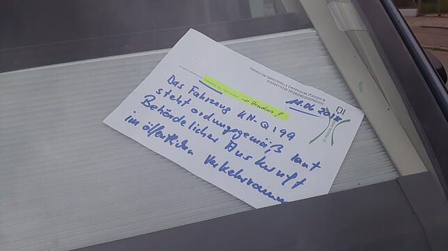 Bernhard Hansen richtete diese Nachricht an seine Nachbarn. Hier erklärt er, dass das Parken des Wohnmobils rechtlich einwandfrei ist.