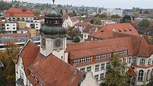 Blick auf den Schulkomplex am Zähringerplatz, in dem sich auch die Grundschule Petershausen befindet (Archivbild).