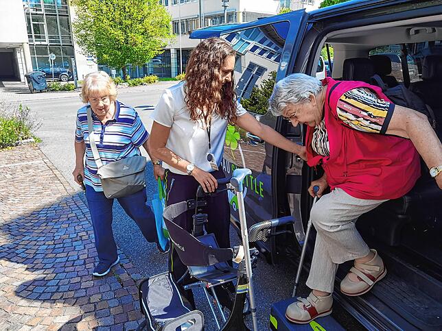 Diese beiden Schwestern fährt Jacqueline Alberti im Linzgau-Shuttle regelmäßig zur Ergotherapie nach Markdorf.