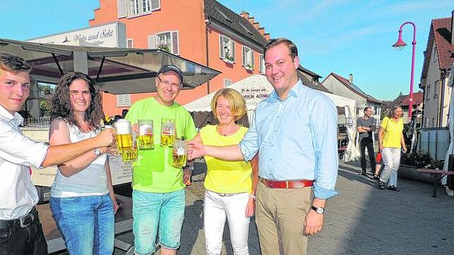 Nach gelungenem Fassanstich war das Fest eröffnet (von links): Vincent Ziegler (d´Rothuus Jungs), Nicole Markhardt (Bezirksvorsitzende ...
