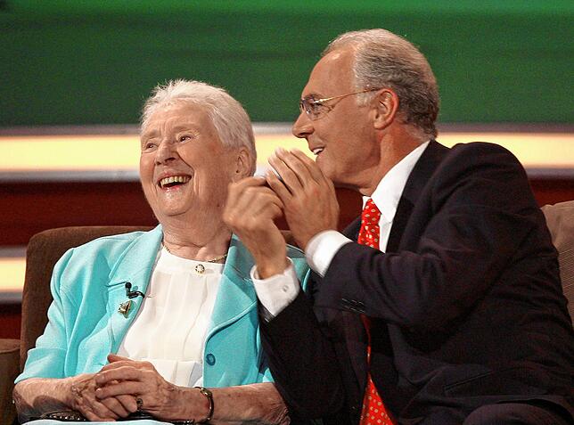 Franz Beckenbauer und seine Mutter Antonie lachen im September 2005 miteinander während der Aufzeichnung zur Franz Beckenbauer Gala ...