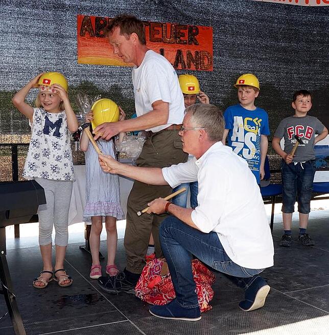 Alternative Schlüsselübergabe: Kinder erhalten aus den Händen von Architekt Franz Michler Hämmer und Helme, stehend Andreas Schumpp, ...
