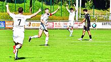 Erlösung: Mit einem frechen Distanzschuss brachte Kapitän Sandro Knab den SV 08 Laufenburg beim 4:0 gegen den VfR Hausen nach 23 Minuten ...