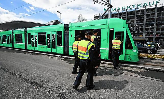 In einer kleinen Gruppe betreten die Bundespolizisten zur Kontrolle die Tram der Linie 8 von Basel nach Weil am Rhein.