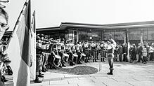 17. Oktober 1985: Der Fanfarenzug Graf Zeppelin spielt zur feierlichen Einweihung des Bürgerhauses.