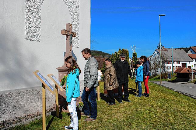 Große Resonanz erführt die Aktion &bdquo;Wegweiser zu Ostern&ldquo; des Gemeindeteam in Riedböhringer an der St. Genesiuskirche. Bild: ...