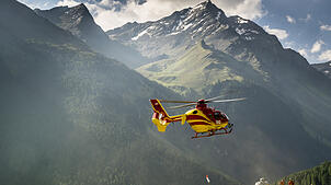 Der unversehrte Begleiter des Unfallopfers konnte mit einem Rettungshubschrauber geborgen werden. Doch für die junge Frau kam jede Hilfe ...
