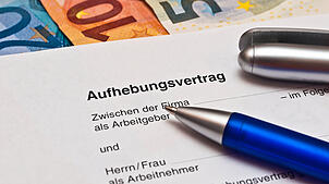 Abfindungszahlungen, die man etwa wegen einer Kündigung erhält, können genutzt werden, um später die eigene Rente aufzubessern. Dabei ...