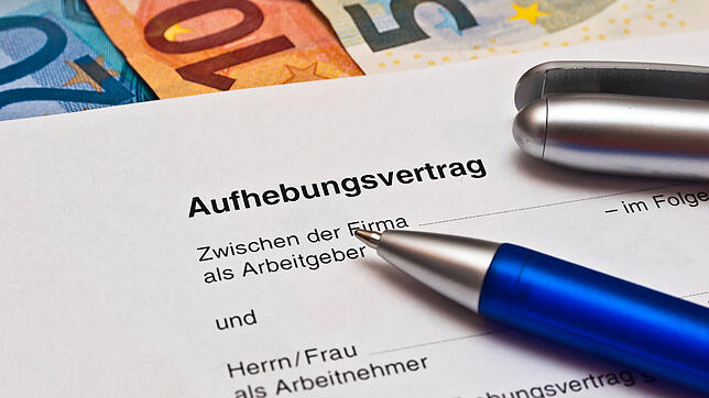 Abfindungszahlungen, die man etwa wegen einer Kündigung erhält, können genutzt werden, um später die eigene Rente aufzubessern. Dabei ...