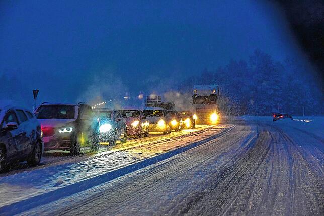 Bei Mönchweiler kam es zu einem langen Stau, weil ein Lkw Schneeketten aufziehen musste.