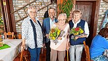 Für langjährige Treue zur Arbeiterwohlfahrt werden drei Mitglieder geehrt. Von links die Vorsitzende der Awo Furtwangen, Angela ...
