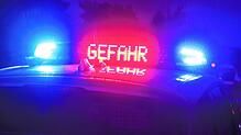 Ein Polizeifahrzeug mit Blaulicht und der Anzeige Gefahr.