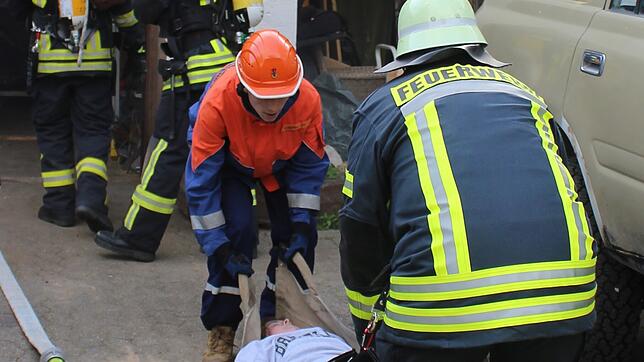 Routiniert üben die Einsatzkräfte eine Personenrettung. Bilder: Feuerwehr
