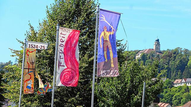 Der Wind zerrt an ihnen schon kräftig: Drei Fahnen erinnern an den Bauernkrieg in Stühlingen vor über 500 Jahren. Foto: Heidi Rombach