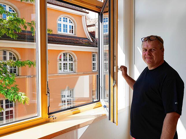 Suso-Hausmeister Tom Schönert zeigt eine der wichtigsten Tätigkeiten im bevorstehenden Schuljahr: Lüften!