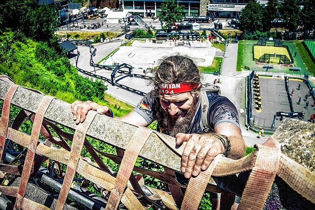Extremhindernisläufer Marcel Wunn aus Hepbach bei seinem ersten Ultra-Rennen im französischen Morzine bei einem Hindernis.