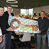 Von Bürgermeister Thomas Kugler (3. von links) und Stadtwerkechef Jörg-Arne Bias (rechts) gab es anlässlich der Eröffnung des ...