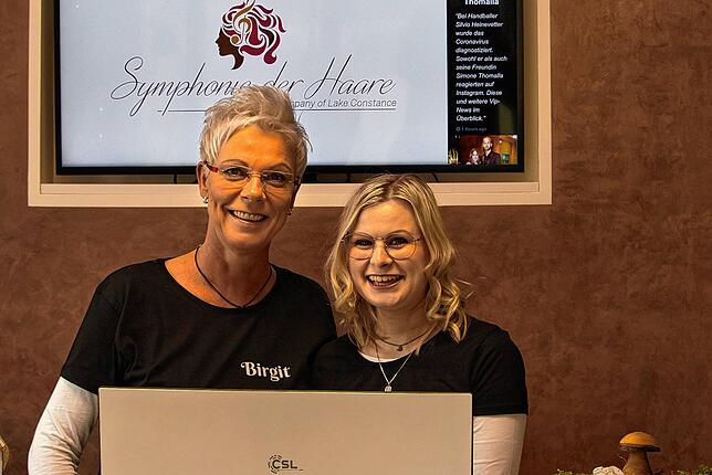 Birgit Grießhammer (links) und Jeanett Ramin hoffen, dass sie bald wieder in ihrem Salon in Ludwigshafen arbeiten dürfen.