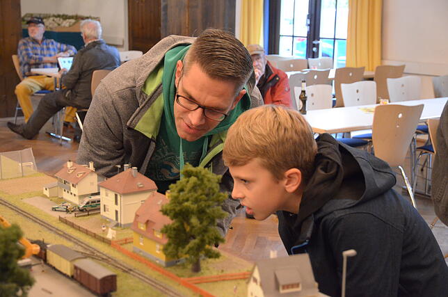 Michael Dörmann und Sohn Eric verfolgen das Geschehen auf dem Miniatur-Betrieb des Bahnhofs Warthausen.