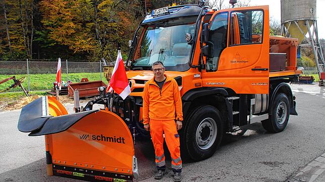 Stolz ist Stühlingens Bauhofleiter Emanuel Amann auf den neuen Unimog, der auch im Winterdienst zum Einsatz kommt. Das Schneeschild wird ...