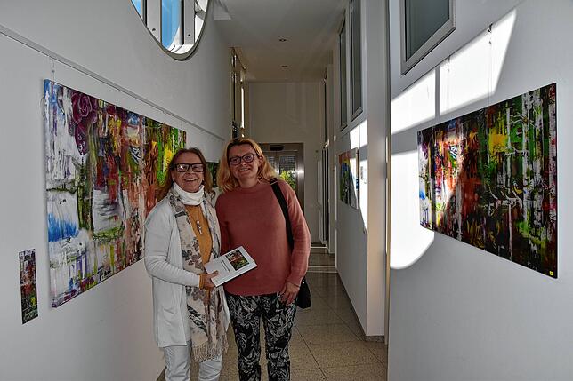 Am Klemenzenfestsonntag stand Künstlerin Petra Wenski-Hänisch (links) Besuchern wie Patriicia Rimmele gerne bei Fragen Rede und Antwort.