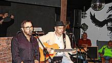 Andy Hör (links) interpretiert zusammen mit Wolfgang Schyle den Song „Heimat“ von Johannes Oerding. Und es folgt im Dialekt „Felder um ...