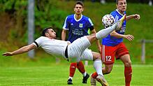 Zurück zu den Wurzeln: Danilo Torsello (vorn), hier in der verlorenen Landesliga-Relegation 2019 gegen die SG Nordweil/Wagenstadt, haut ...