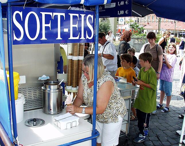 Schlangen am Eis-Stand in Konstanz.