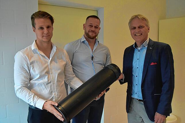 Die beiden Canexis Geschäftsführer Sebastian Zeller und Adriano Meier nahmen von Stefan Bokorny (von links) eine mit Dokumenten gefüllte ...