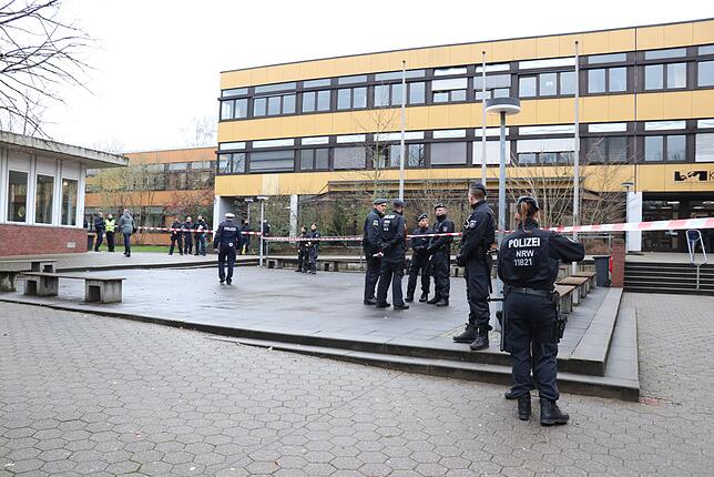 Schüler an Gesamtschule in Lünen getötet Polizisten sichern in Lünen die Käthe Kollwitz Gesamtschule. Ein Schüler soll von einem Mitschüler getötet worden sein. Ein ...