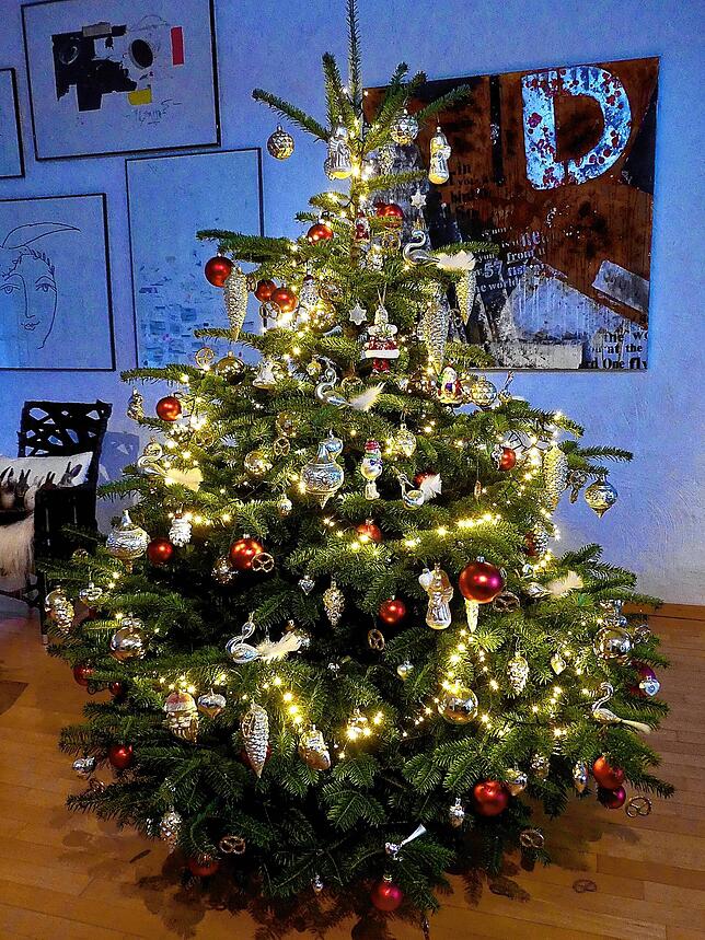 In Rheinfelden bei Kurt Schuhmacher steht dieser schöne Weihnachtsbaum.