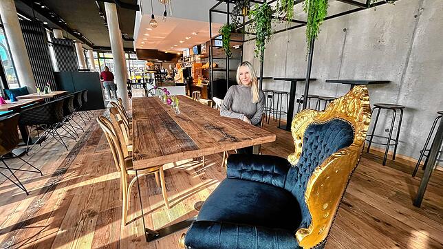 Isabelle Burkart-Marinovic hat am Kommunikationstisch des neuen Schoch-Cafés am Herz-Jesu-Platz in Singen Platz genommen.