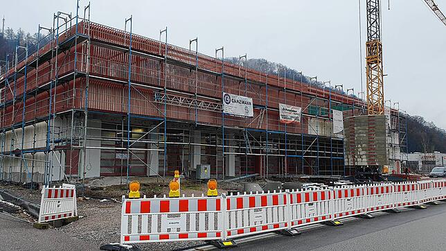 Noch immer steht das Gerüst an der Feuerwehr-Kita beim Bahnhof. Für die weiteren Arbeiten, die vorwiegend im Außenbereich stattfinden, ...