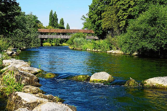 Die Wutach ist das flüssige Herz von Tiengen. Die alte Holzbrücke säumt eine beliebte Spaziergang- und Gassi-Route.